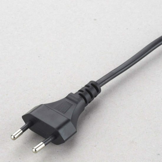 AC nap&aacute;jec&iacute; kabel s 303 sp&iacute;načem a drž&aacute;kem E14 schv&aacute;len&yacute; VDE